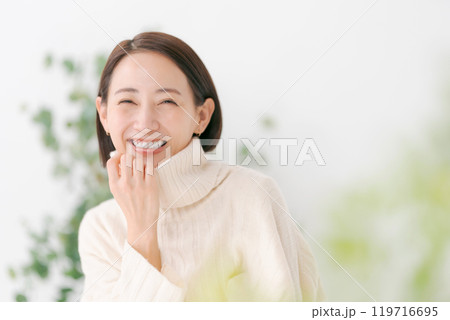 タートルネックを着た30代女性 119716695
