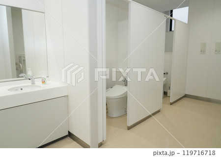 清潔感のあるトイレ 119716718