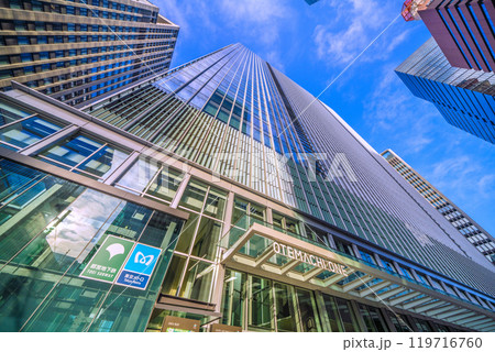 日本の東京都市景観 朝日を浴びる大手町ワンなどを望む＝27日 119716760