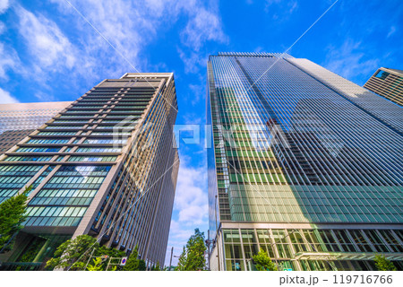 日本の東京都市景観 朝日を浴びる大手町ワンなどを望む＝27日 119716766