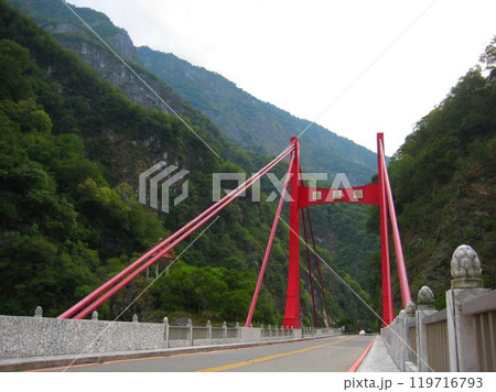 台湾の太魯閣国立公園の慈母橋、赤い橋 119716793