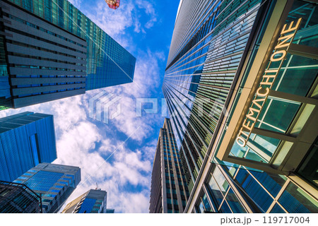 日本の東京都市景観 朝日を浴びる大手町ワン（右）などを望む＝10月27日 119717004