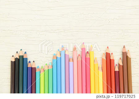 色鉛筆を並べる 119717025