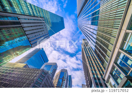 日本の東京都市景観 朝日を浴びる大手町ワン（右）などを望む＝10月27日 119717052