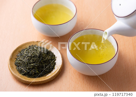お茶を注ぐ 119717340