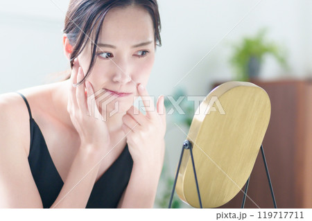 お肌のトラブルに悩む女性 お肌のトラブルに悩む女性 119717711