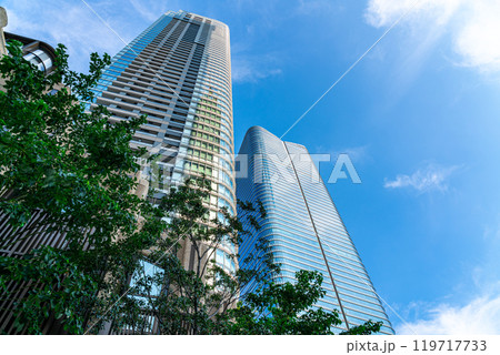 【東京都】真下から見上げる麻布台ヒルズのビル群 119717733
