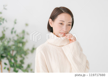 白いタートルネックのセーターを着た女性 白いタートルネックのセーターを着た女性 119717880