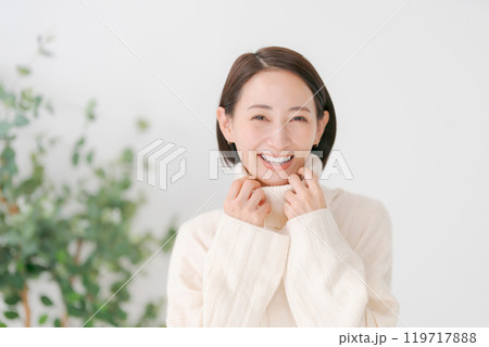 白いタートルネックのセーターを着た女性 白いタートルネックのセーターを着た女性 119717888