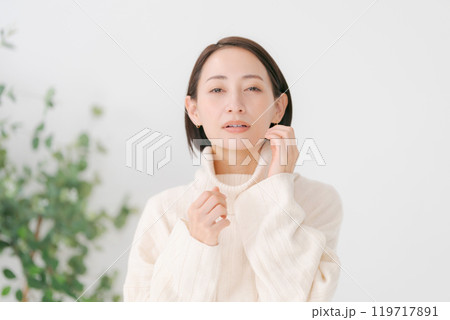 白いタートルネックのセーターを着た女性 白いタートルネックのセーターを着た女性 119717891