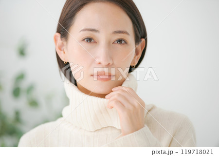 白いタートルネックを着た女性 119718021