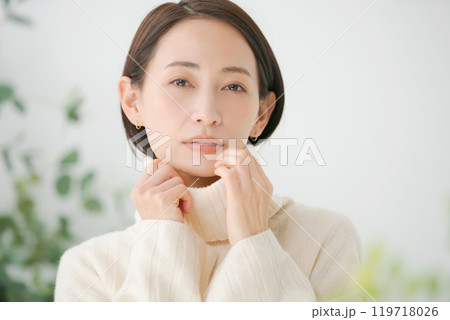 白いタートルネックを着た女性 119718026