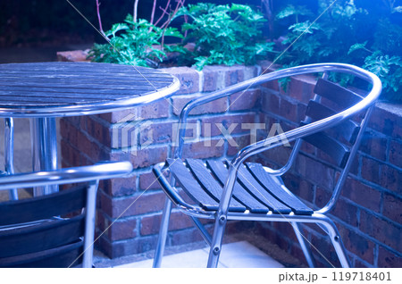 夜のカフェテラスのテーブルと椅子 夜のカフェテラスのテーブルと椅子 119718401