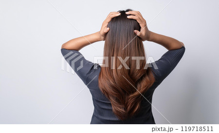 頭を抱える女性の後ろ姿 頭を抱える女性の後ろ姿 119718511