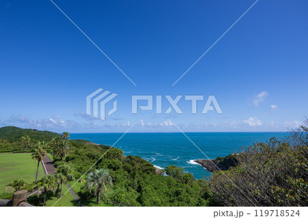 高台から望む絶景青い海と青い大空 119718524