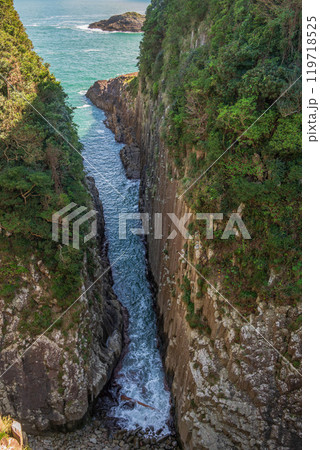 海水が流れ込む柱状節理の断崖絶景の馬ケ背 119718525