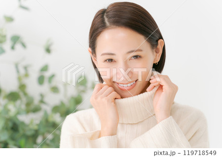 白いタートルネックを着た女性 119718549