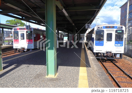 伊万里駅発有田行き＆佐世保行きの松浦鉄道MR-600形列車 119718725