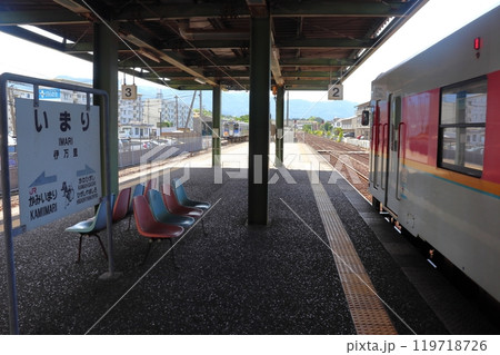 伊万里駅発佐世保行きの松浦鉄道MR-600形列車と駅名標 119718726