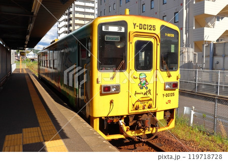 JR筑肥線のキハ125形唐津行き（伊万里駅） 119718728