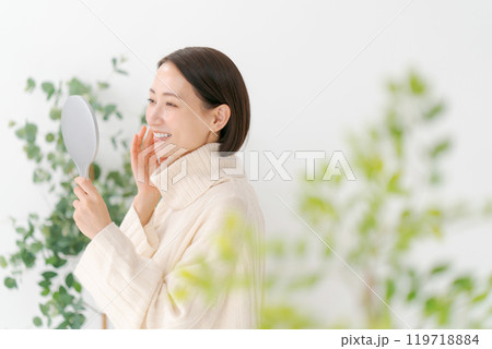 手鏡を持つミドル女性 119718884
