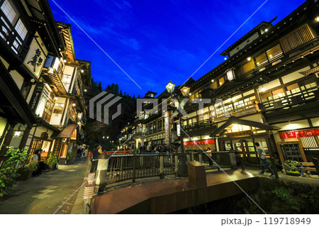 銀山温泉の夜景 119718949