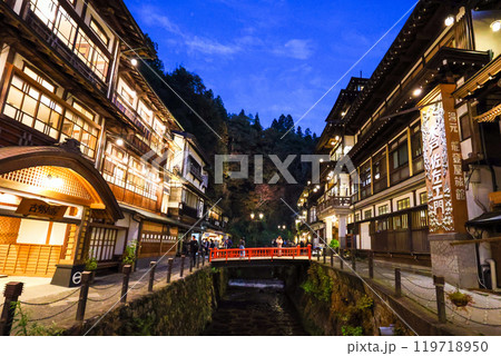 夜の銀山温泉 119718950