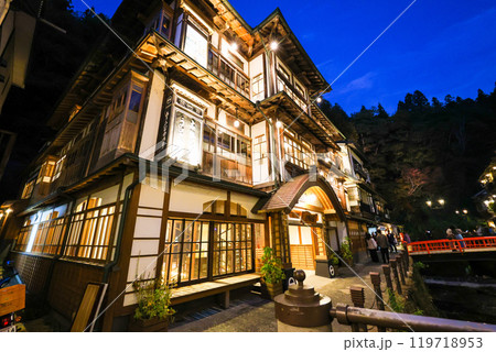 ライトアップされた銀山温泉 本館古勢起屋 ライトアップされた銀山温泉 本館古勢起屋 119718953