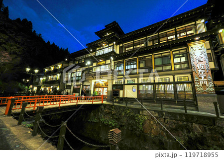 ライトアップされた能登屋旅館と赤い橋 119718955