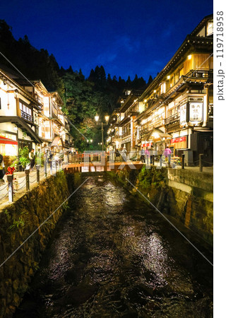 ライトアップされた銀山温泉(縦) ライトアップされた銀山温泉(縦) 119718958
