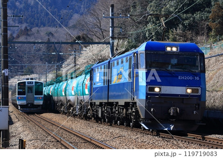 中央本線の貨物列車と普通列車が行き交う光景 中央本線の貨物列車と普通列車が行き交う光景 119719083