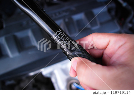 Close up of the torque wrench adjuster in a hand 119719114