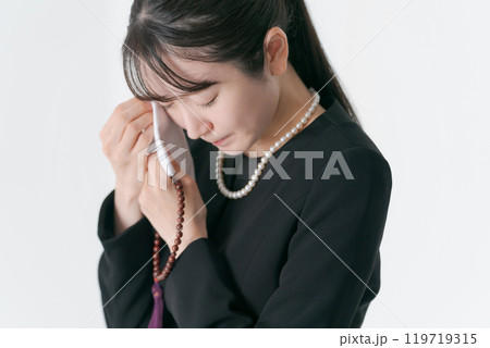 涙を流す喪服の女性 涙を流す喪服の女性 119719315