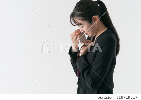 涙を流す喪服の女性 涙を流す喪服の女性 119719317