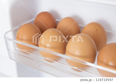 冷蔵庫のエッグホルダーに乗った卵 冷蔵庫のエッグホルダーに乗った卵 119719597