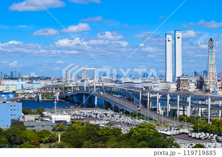 工業地帯の運河にかかる橋と煙突 119719885