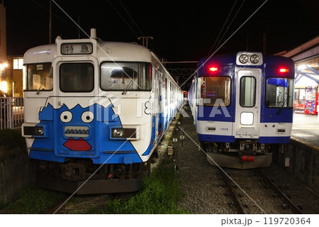 富士急行線1000形電車・2000形電車(大月駅) 富士急行線1000形電車・2000形電車(大月駅) 119720364