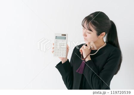 電卓を持つ喪服の女性 119720539