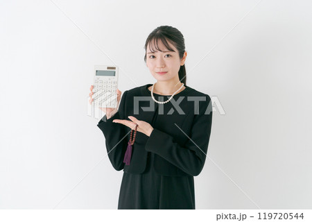 電卓を持つ喪服の女性 電卓を持つ喪服の女性 119720544