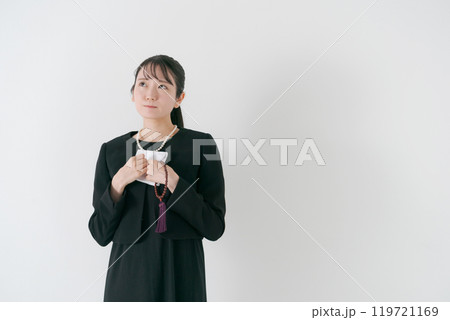 ハンカチを持つ喪服の女性 119721169