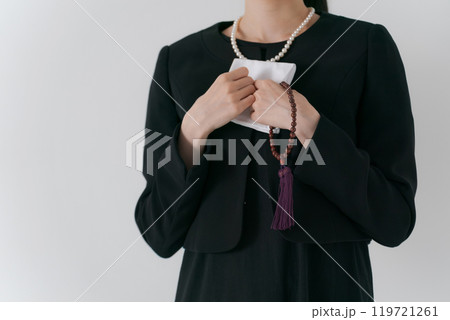 ハンカチを持つ喪服の女性の手元 119721261