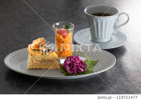 おしゃれな皿に盛り付けたキッシュとコーヒー おしゃれな皿に盛り付けたキッシュとコーヒー 119721477