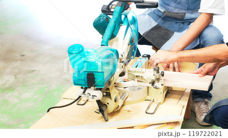 電動ノコギリを使って木材を切る男性　DIY 119722021