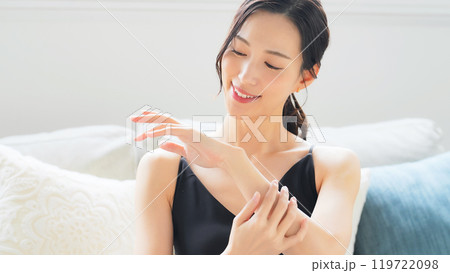 女性の手のスキンケアイメージ ハンドケア 女性の手のスキンケアイメージ ハンドケア 119722098