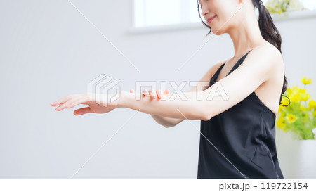 女性の腕のスキンケアイメージ 女性の腕のスキンケアイメージ 119722154