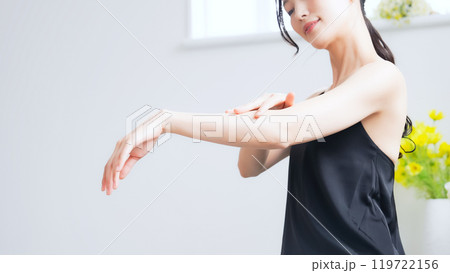 女性の腕のスキンケアイメージ 119722156