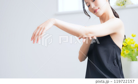 女性の腕のスキンケアイメージ 119722157