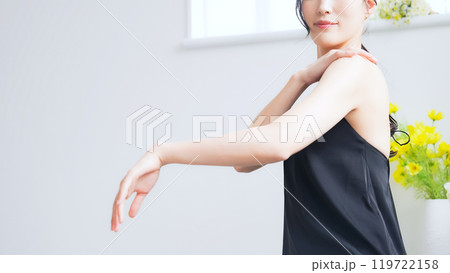 女性の腕のスキンケアイメージ 119722158