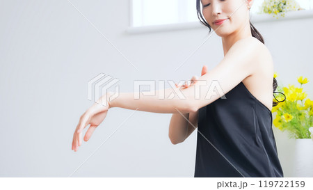 女性の腕のスキンケアイメージ 119722159
