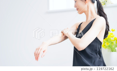 女性の腕のスキンケアイメージ 119722162